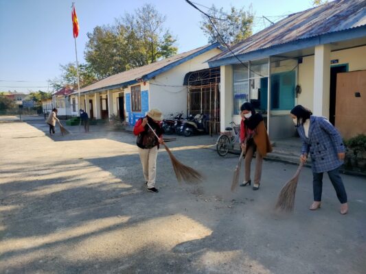 Để chuẩn bị cho việc đón học sinh trở lại trung tâm GDNN-GDTX Lâm Hà. Ngày 17/2/2021 cán bộ, giáo viên, công nhân viên trung tâm GDNN-GDTX Lâm Hà thực hiện các biện pháp phòng chống dịch Covid-19 theo hướng dẫn của Bộ Y tế